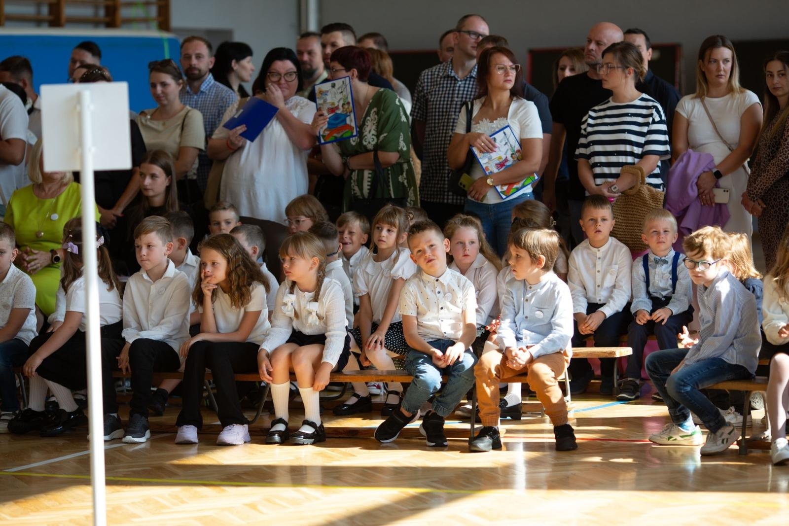Zdjęcie w galerii na portalu naszwodzislaw.com: Radlin: Pasowanie dla uczniów, awanse dla nauczycieli [FOTO] wiadomości z regionu