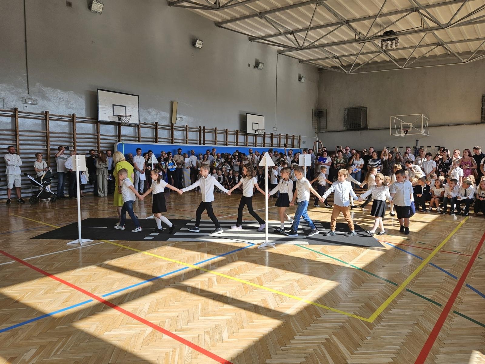 Zdjęcie w galerii na portalu naszwodzislaw.com: Radlin: Pasowanie dla uczniów, awanse dla nauczycieli [FOTO] wiadomości z regionu