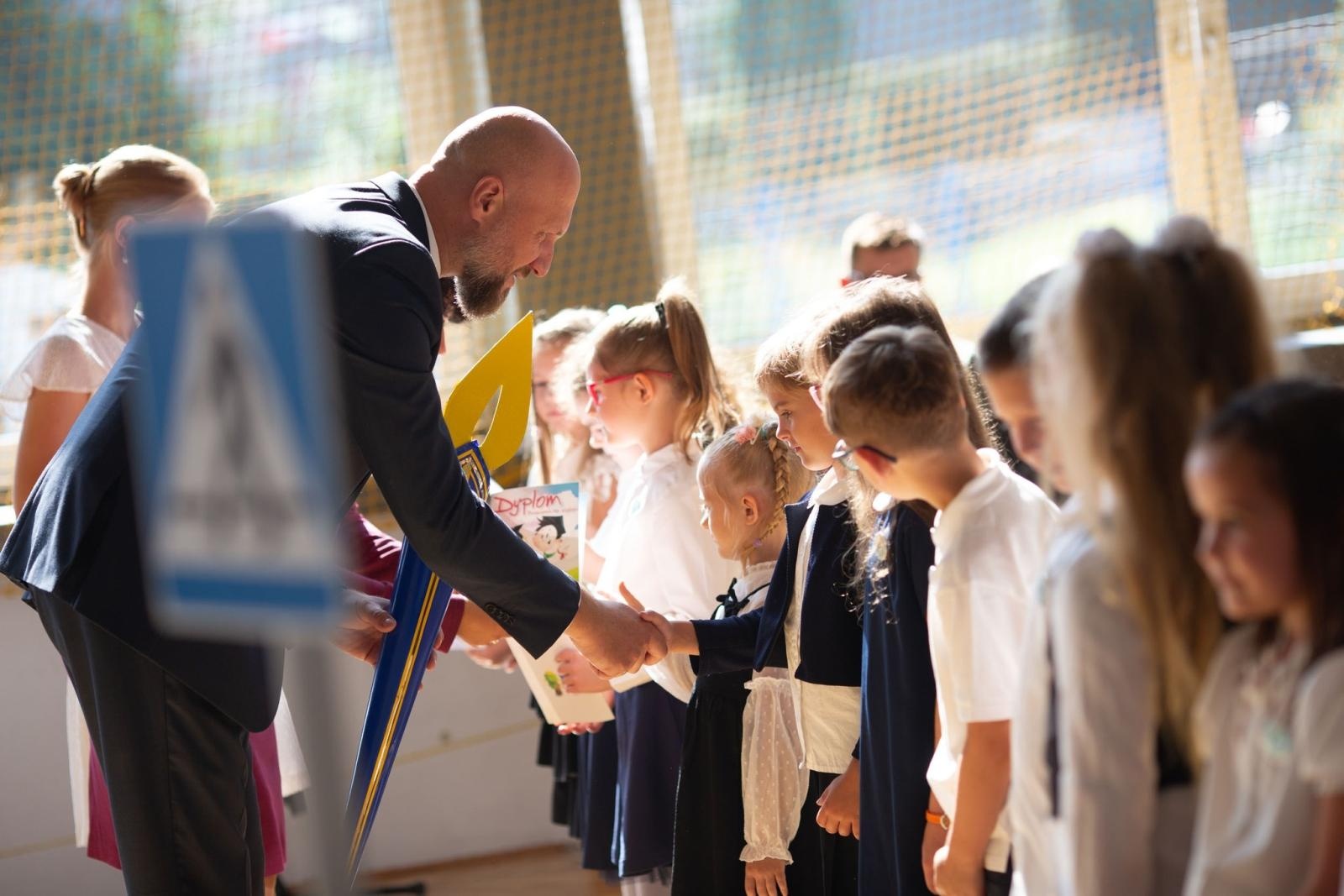 Zdjęcie w galerii na portalu naszwodzislaw.com: Radlin: Pasowanie dla uczniów, awanse dla nauczycieli [FOTO] wiadomości z regionu