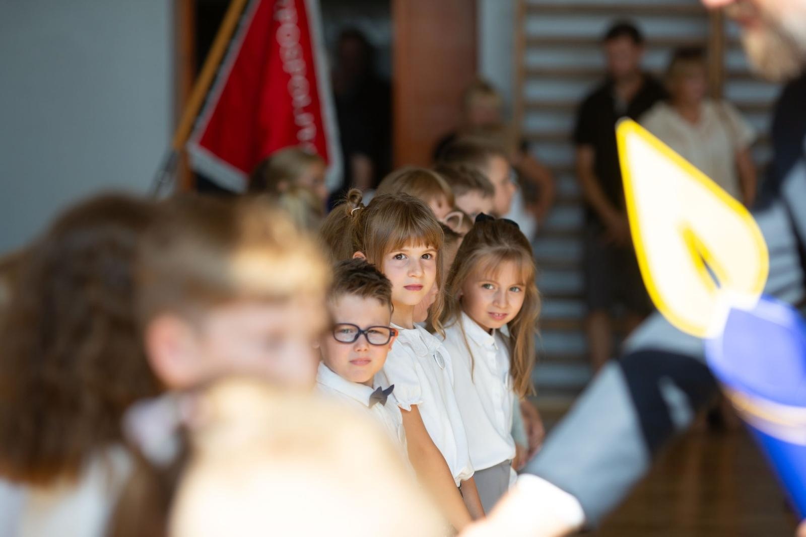 Zdjęcie w galerii na portalu naszwodzislaw.com: Radlin: Pasowanie dla uczniów, awanse dla nauczycieli [FOTO] wiadomości z regionu