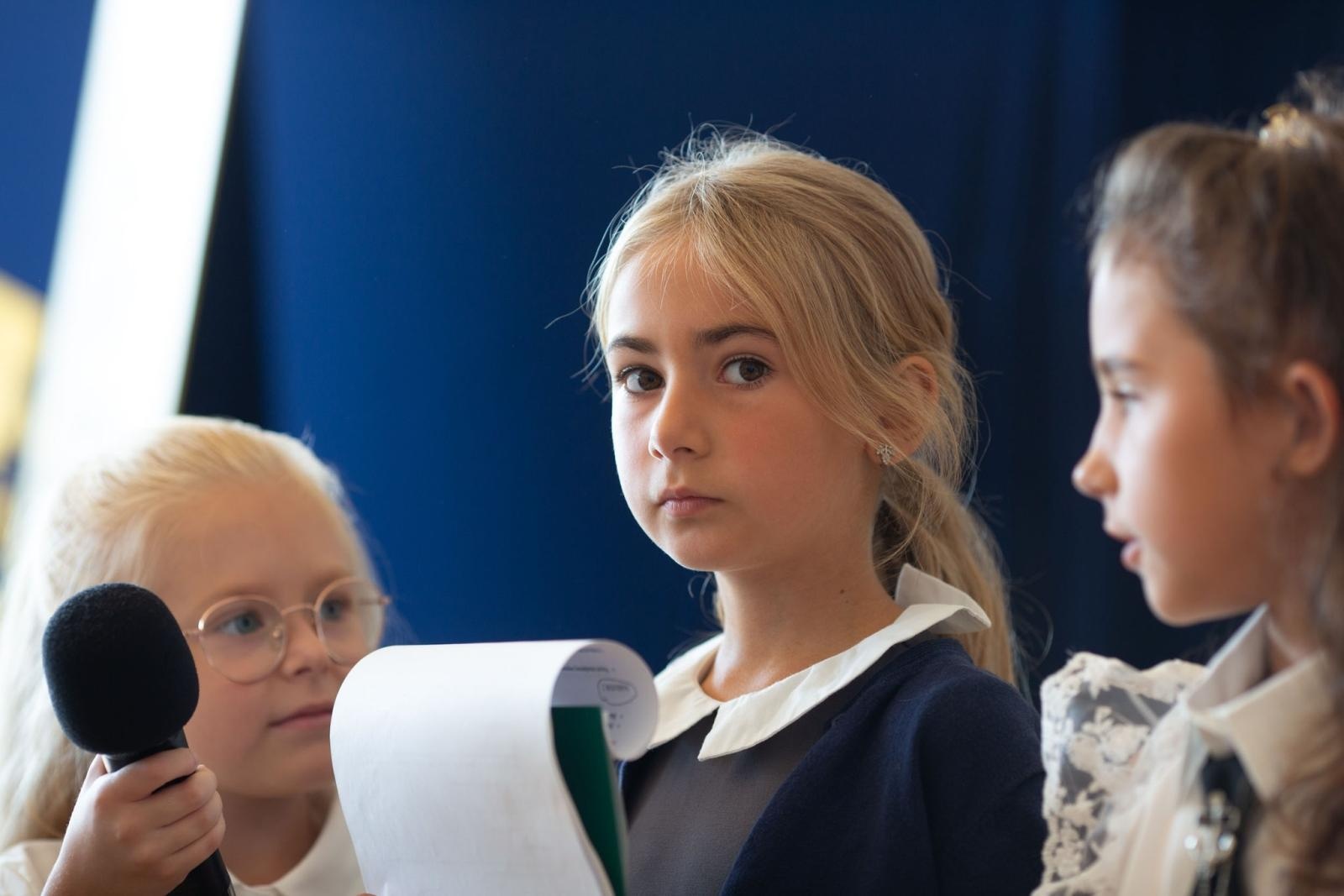 Zdjęcie w galerii na portalu naszwodzislaw.com: Radlin: Pasowanie dla uczniów, awanse dla nauczycieli [FOTO] wiadomości z regionu