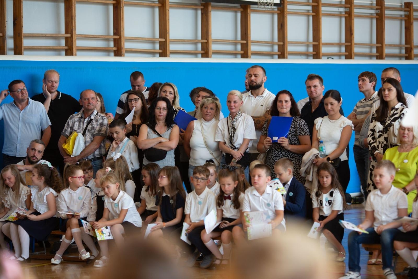 Zdjęcie w galerii na portalu naszwodzislaw.com: Radlin: Pasowanie dla uczniów, awanse dla nauczycieli [FOTO] wiadomości z regionu