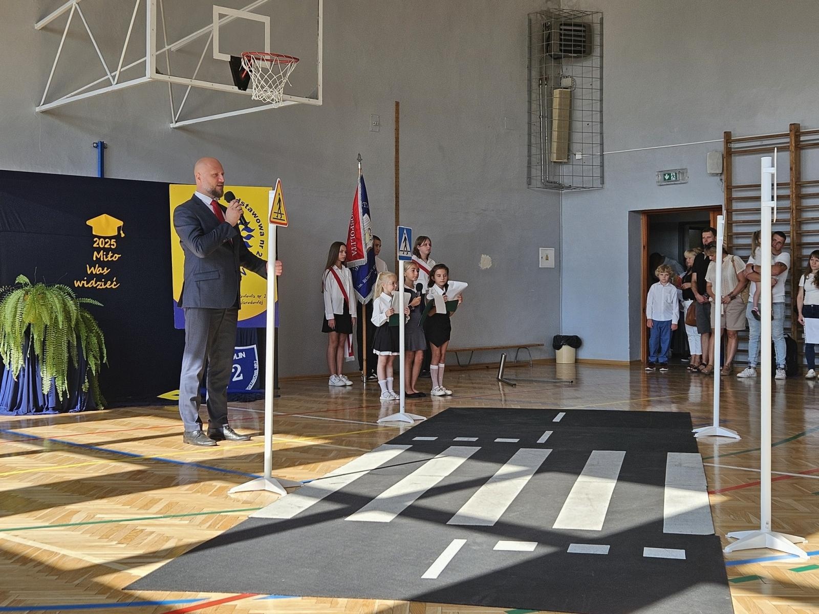 Zdjęcie w galerii na portalu naszwodzislaw.com: Radlin: Pasowanie dla uczniów, awanse dla nauczycieli [FOTO] wiadomości z regionu