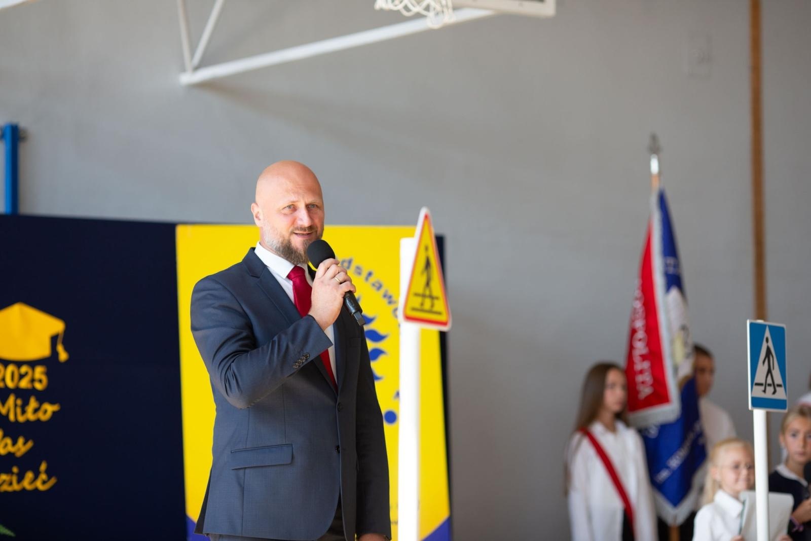 Zdjęcie w galerii na portalu naszwodzislaw.com: Radlin: Pasowanie dla uczniów, awanse dla nauczycieli [FOTO] wiadomości z regionu