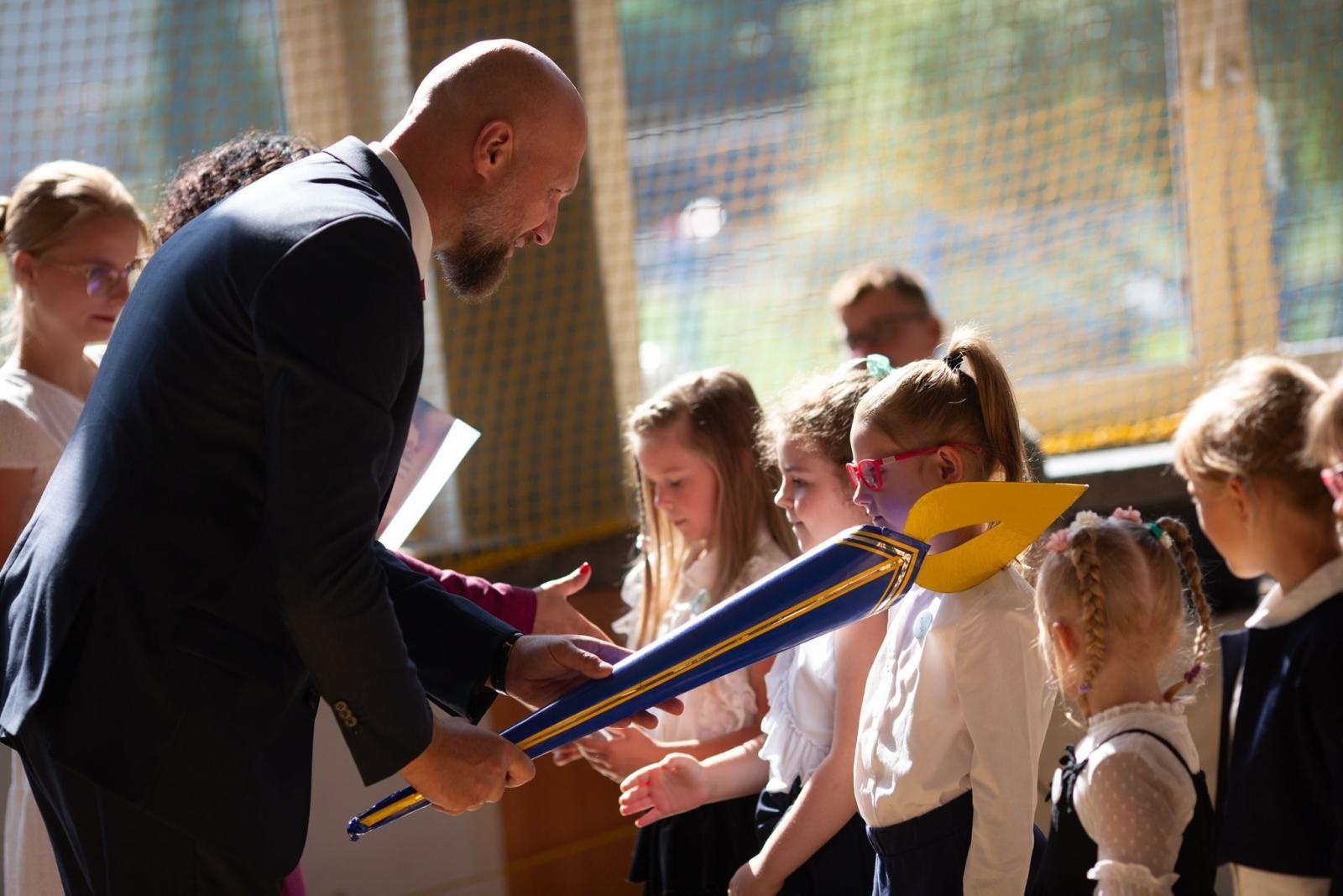 Zdjęcie w galerii na portalu naszwodzislaw.com: Radlin: Pasowanie dla uczniów, awanse dla nauczycieli [FOTO] wiadomości z regionu