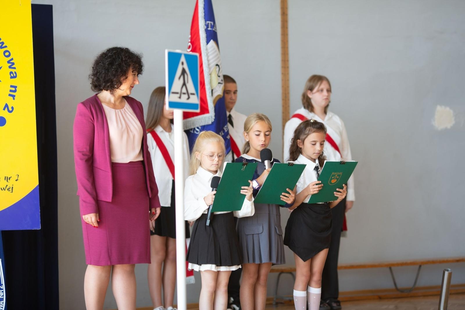 Zdjęcie w galerii na portalu naszwodzislaw.com: Radlin: Pasowanie dla uczniów, awanse dla nauczycieli [FOTO] wiadomości z regionu