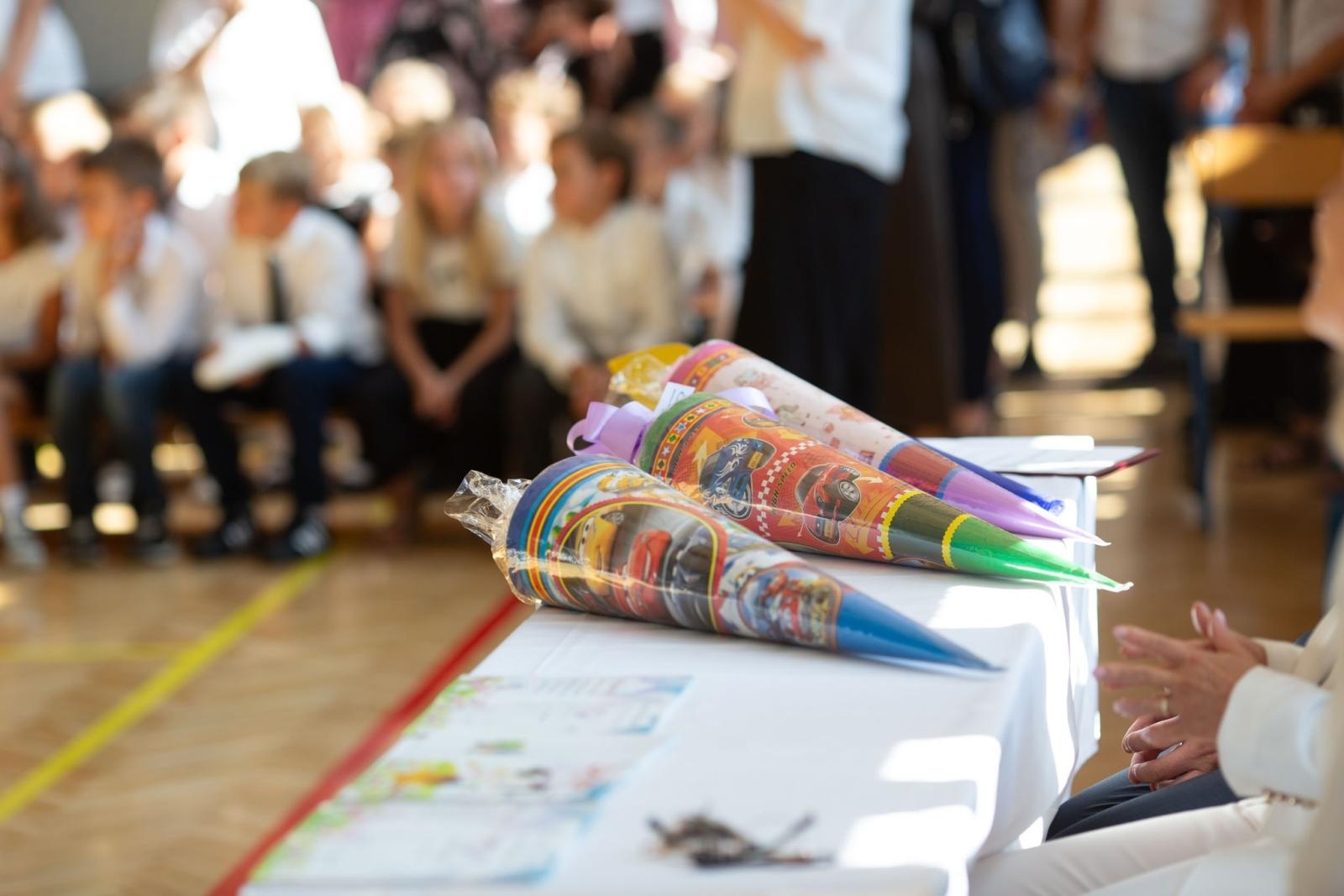 Zdjęcie w galerii na portalu naszwodzislaw.com: Radlin: Pasowanie dla uczniów, awanse dla nauczycieli [FOTO] wiadomości z regionu