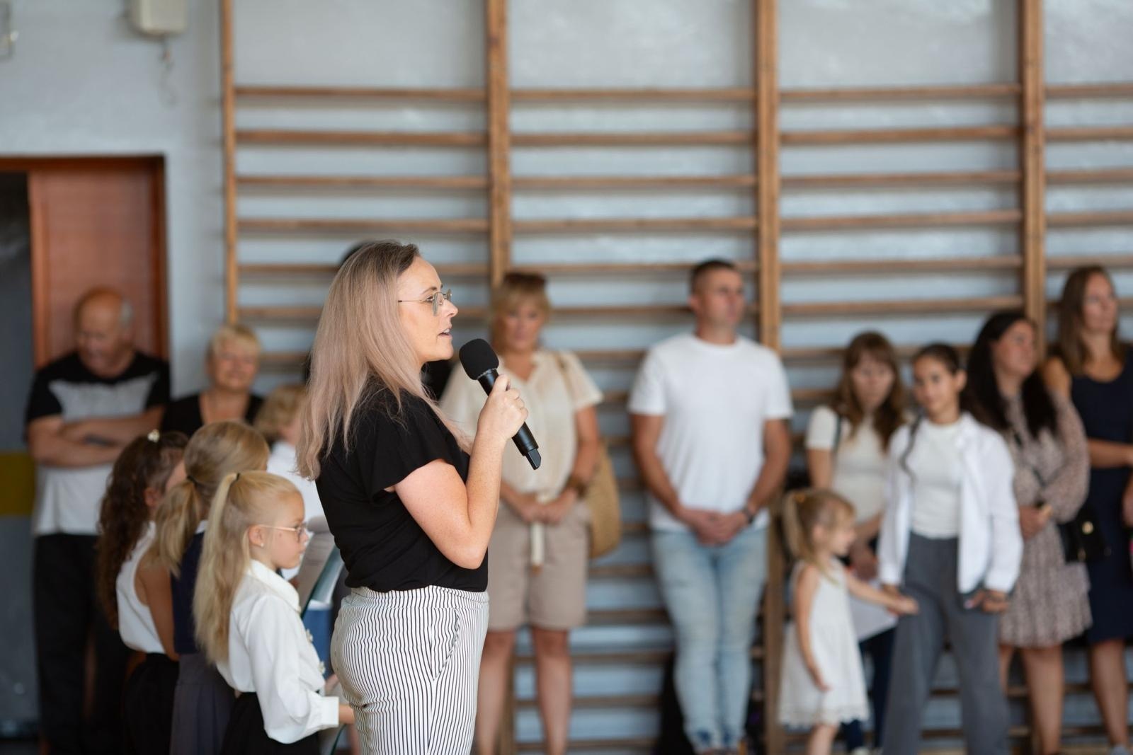 Zdjęcie w galerii na portalu naszwodzislaw.com: Radlin: Pasowanie dla uczniów, awanse dla nauczycieli [FOTO] wiadomości z regionu