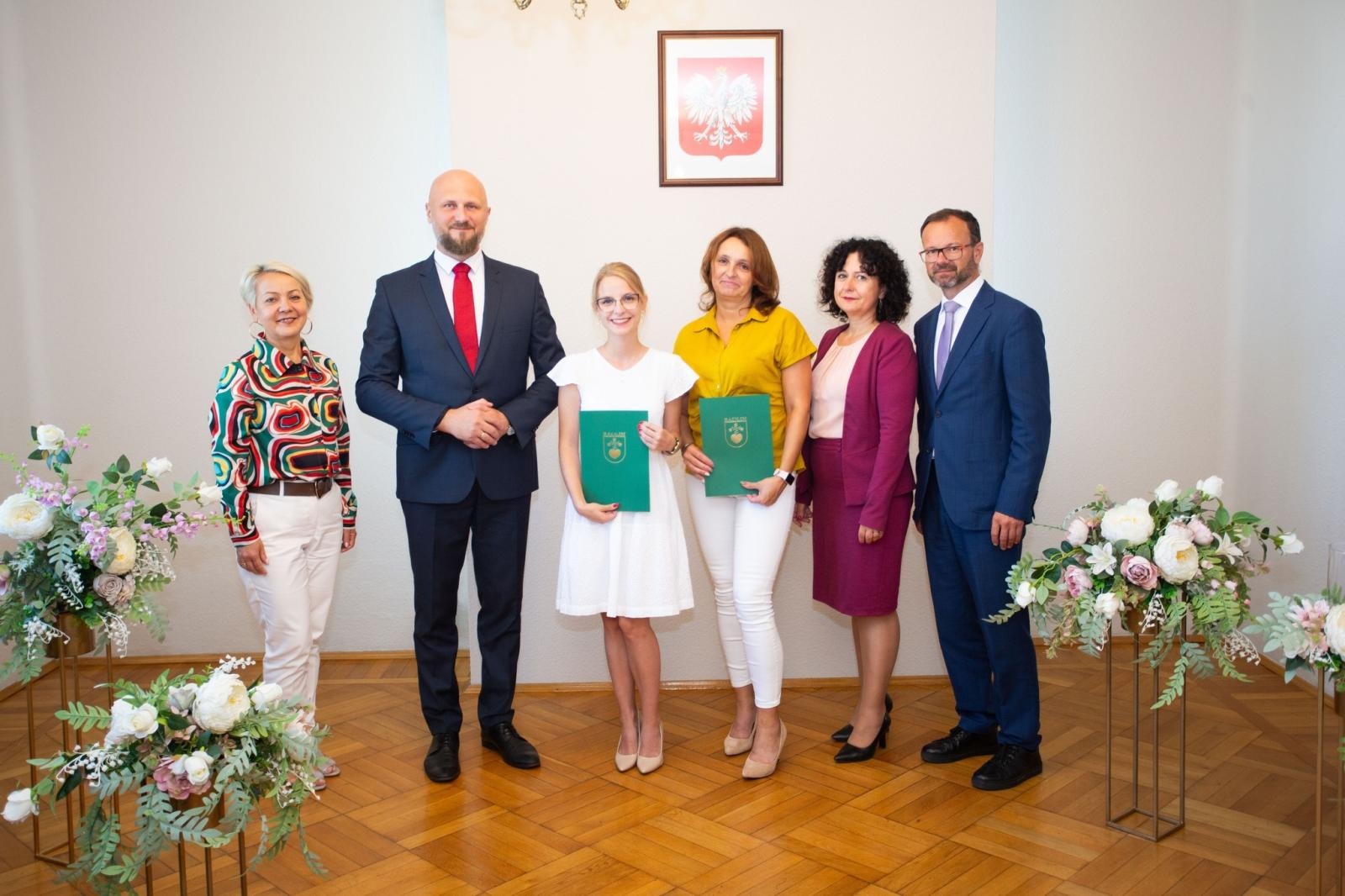 Zdjęcie w galerii na portalu naszwodzislaw.com: Radlin: Pasowanie dla uczniów, awanse dla nauczycieli [FOTO] wiadomości z regionu