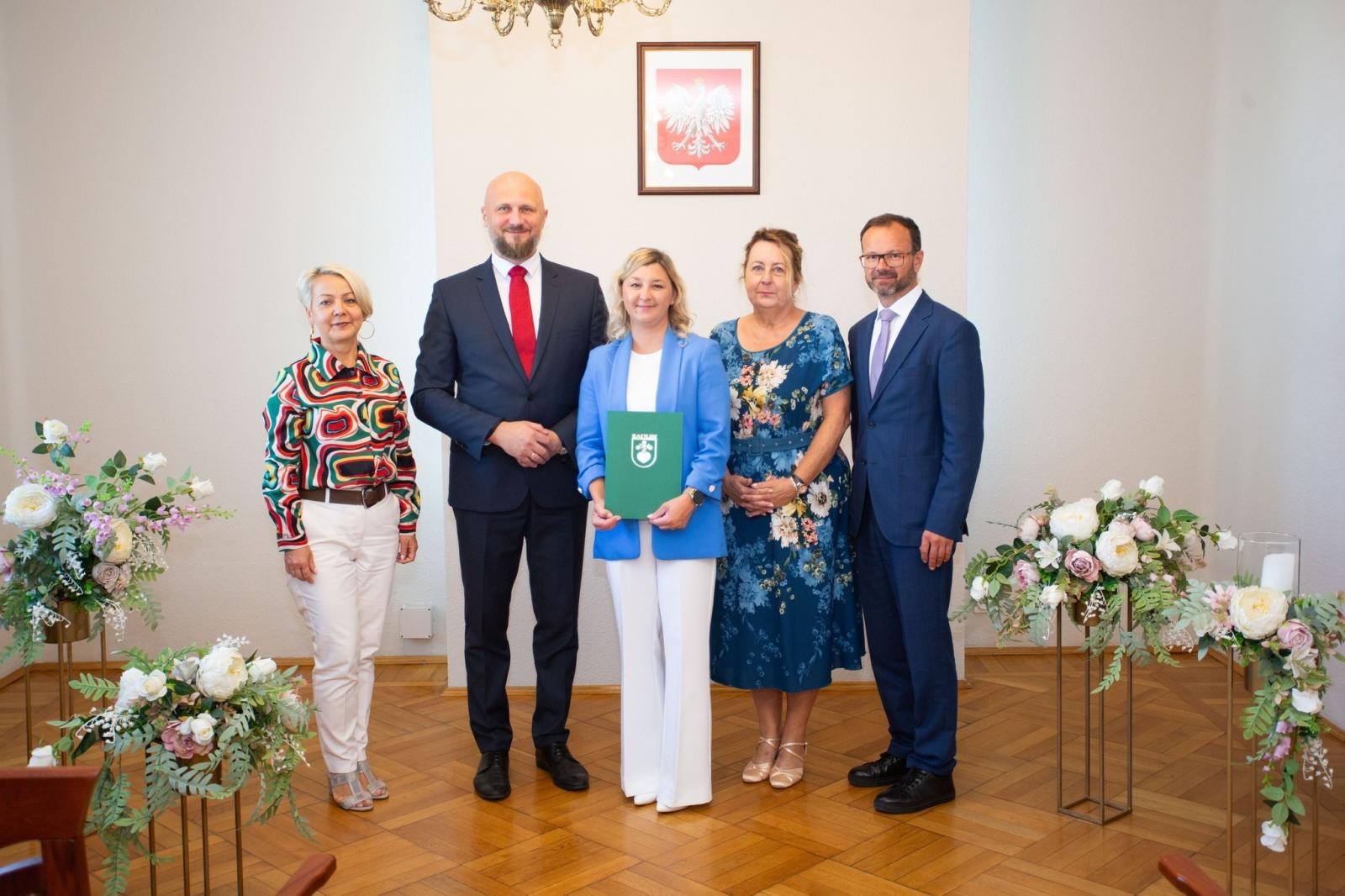 Zdjęcie w galerii na portalu naszwodzislaw.com: Radlin: Pasowanie dla uczniów, awanse dla nauczycieli [FOTO] wiadomości z regionu