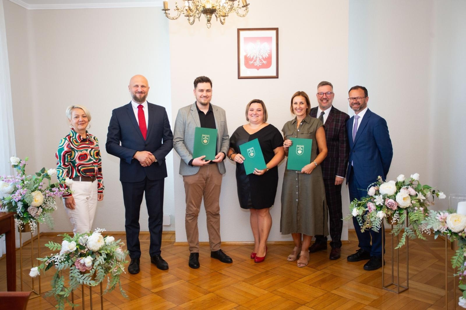 Zdjęcie w galerii na portalu naszwodzislaw.com: Radlin: Pasowanie dla uczniów, awanse dla nauczycieli [FOTO] wiadomości z regionu