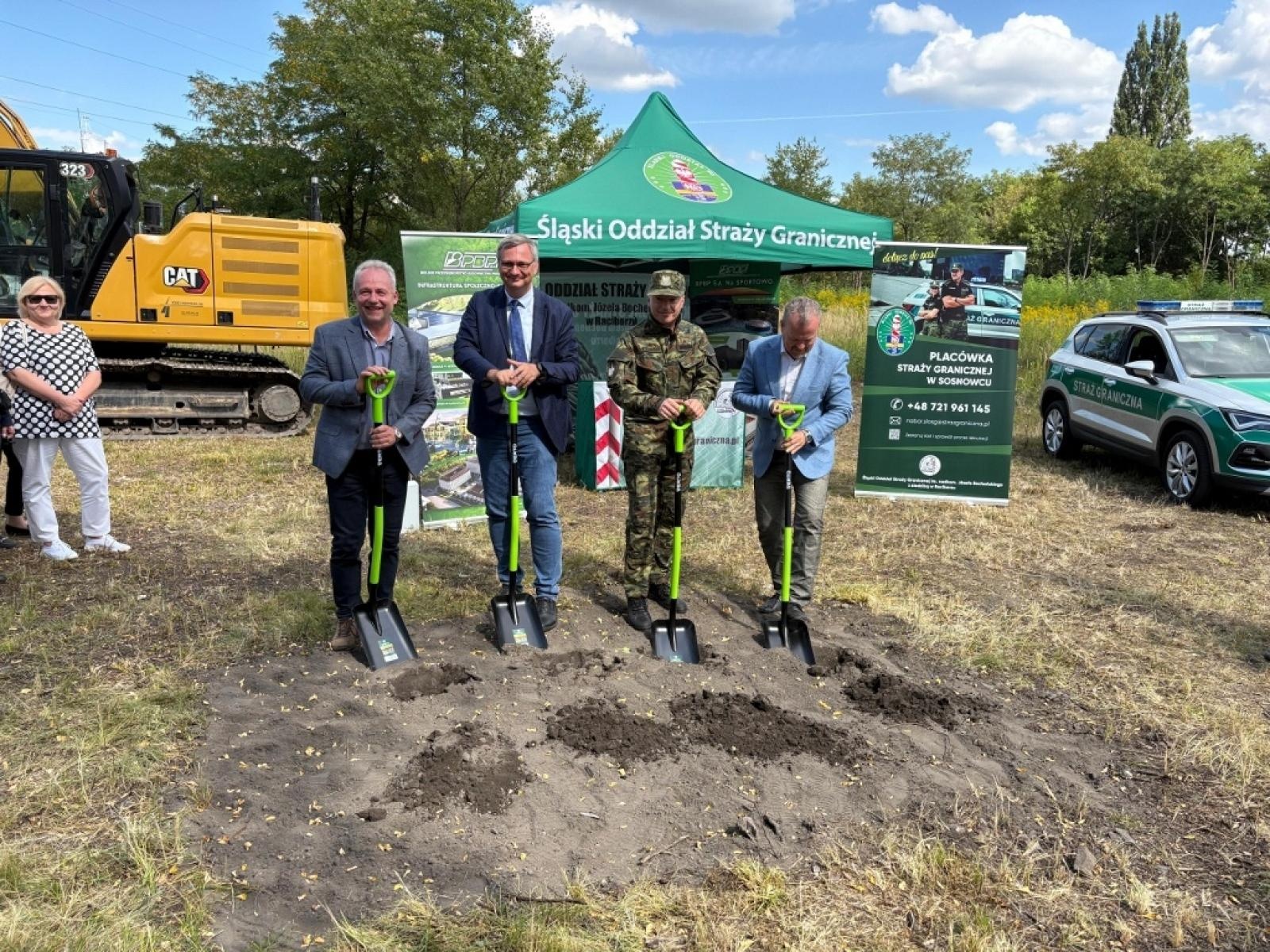 Zdjęcie w galerii na portalu naszwodzislaw.com: Uroczyste rozpoczęcie budowy siedziby Placówki SG w Sosnowcu wiadomości z regionu