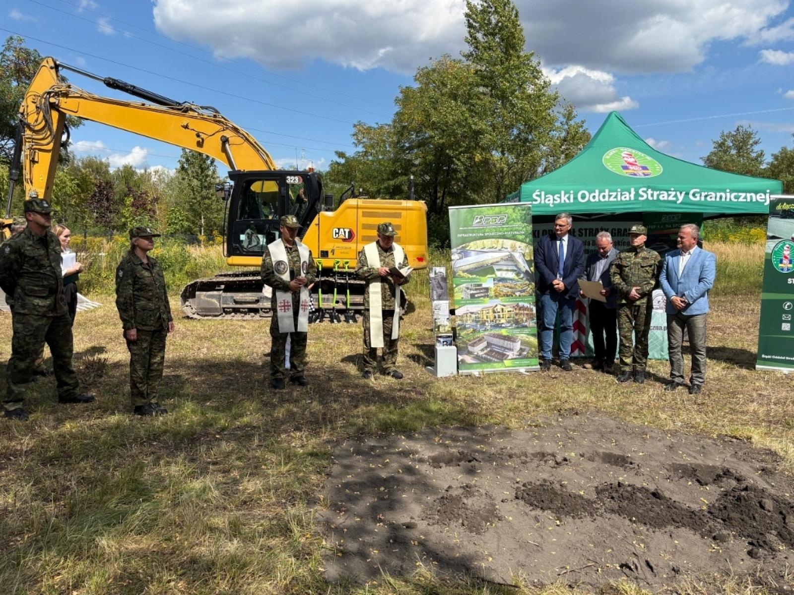 Zdjęcie w galerii na portalu naszwodzislaw.com: Uroczyste rozpoczęcie budowy siedziby Placówki SG w Sosnowcu wiadomości z regionu