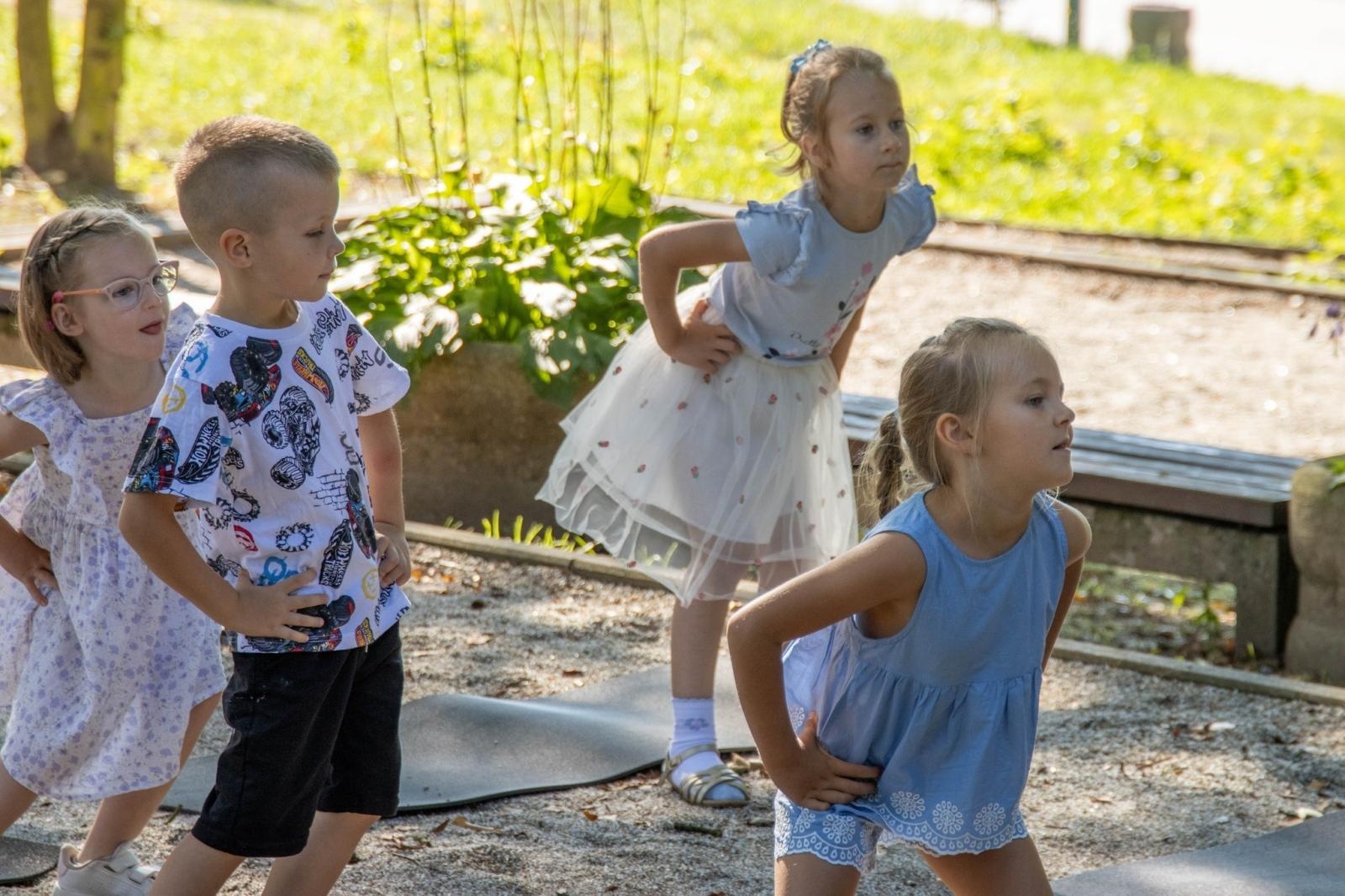 Zdjęcie w galerii na portalu naszwodzislaw.com: Przedszkolaki świętowały 10-lecie Rodzinnego Parku Rozrywki Trzy Wzgórza [FOTO] wiadomości z regionu