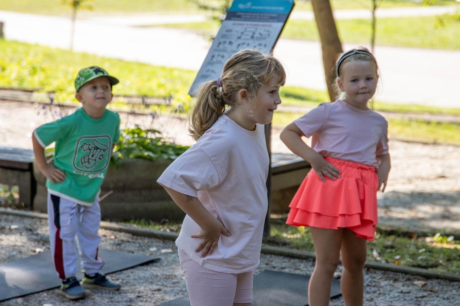Zdjęcie w galerii na portalu naszwodzislaw.com: Przedszkolaki świętowały 10-lecie Rodzinnego Parku Rozrywki Trzy Wzgórza [FOTO] wiadomości z regionu