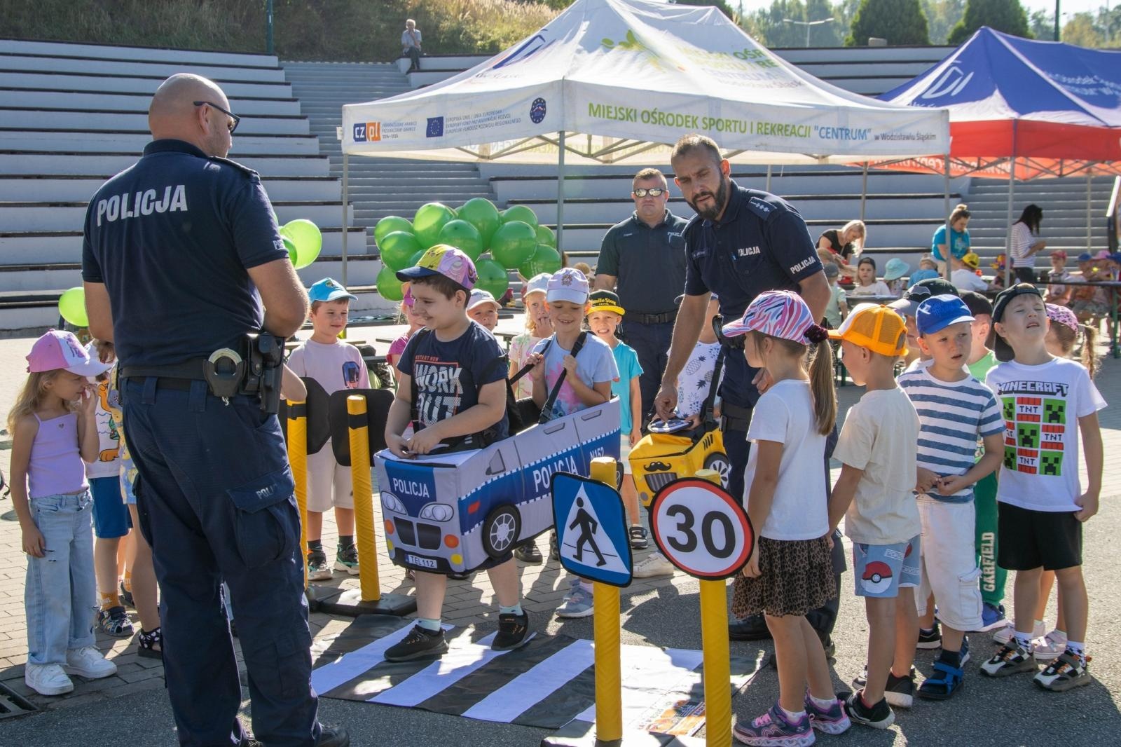Zdjęcie w galerii na portalu naszwodzislaw.com: Przedszkolaki świętowały 10-lecie Rodzinnego Parku Rozrywki Trzy Wzgórza [FOTO] wiadomości z regionu
