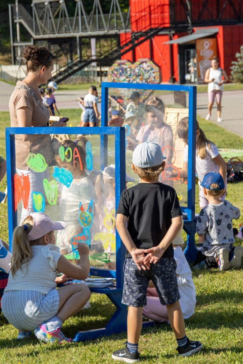 Zdjęcie w galerii na portalu naszwodzislaw.com: Przedszkolaki świętowały 10-lecie Rodzinnego Parku Rozrywki Trzy Wzgórza [FOTO] wiadomości z regionu