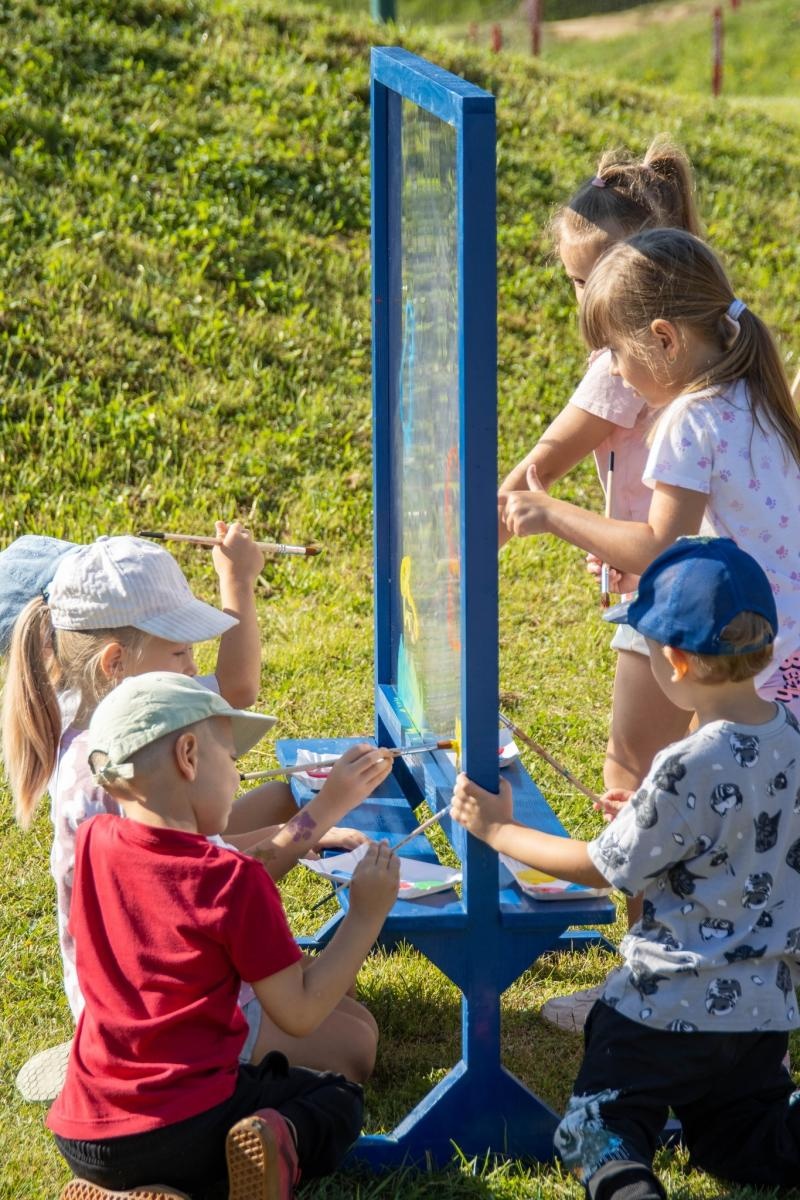 Zdjęcie w galerii na portalu naszwodzislaw.com: Przedszkolaki świętowały 10-lecie Rodzinnego Parku Rozrywki Trzy Wzgórza [FOTO] wiadomości z regionu
