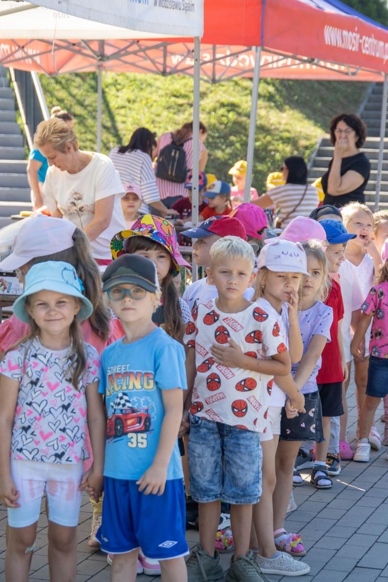Zdjęcie w galerii na portalu naszwodzislaw.com: Przedszkolaki świętowały 10-lecie Rodzinnego Parku Rozrywki Trzy Wzgórza [FOTO] wiadomości z regionu