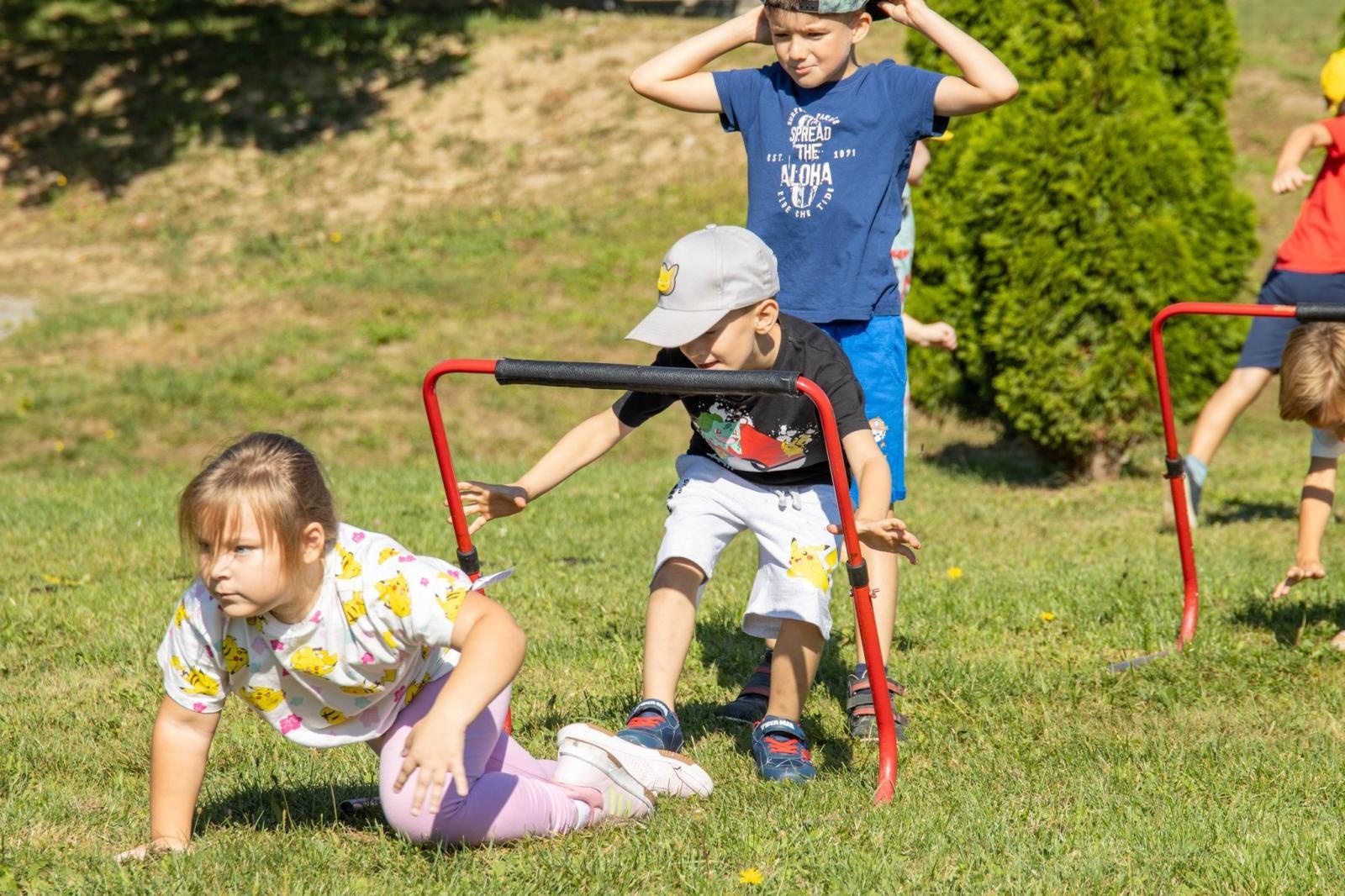 Zdjęcie w galerii na portalu naszwodzislaw.com: Przedszkolaki świętowały 10-lecie Rodzinnego Parku Rozrywki Trzy Wzgórza [FOTO] wiadomości z regionu