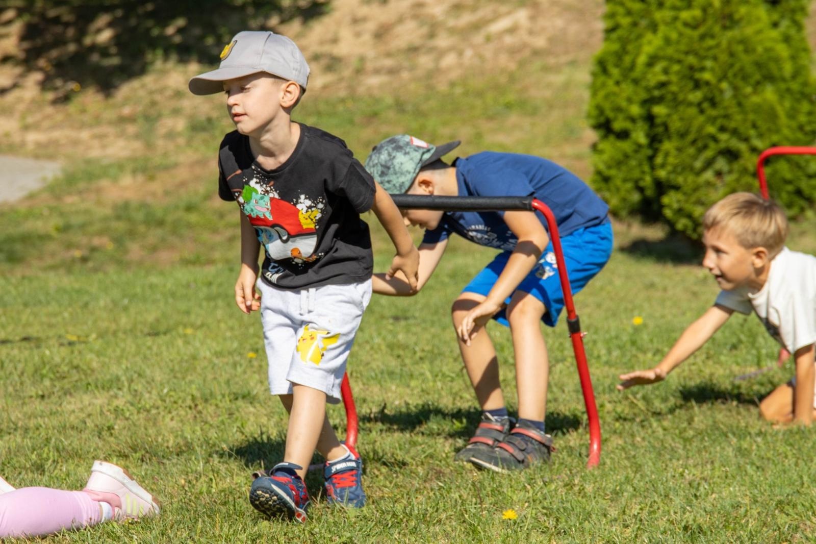 Zdjęcie w galerii na portalu naszwodzislaw.com: Przedszkolaki świętowały 10-lecie Rodzinnego Parku Rozrywki Trzy Wzgórza [FOTO] wiadomości z regionu