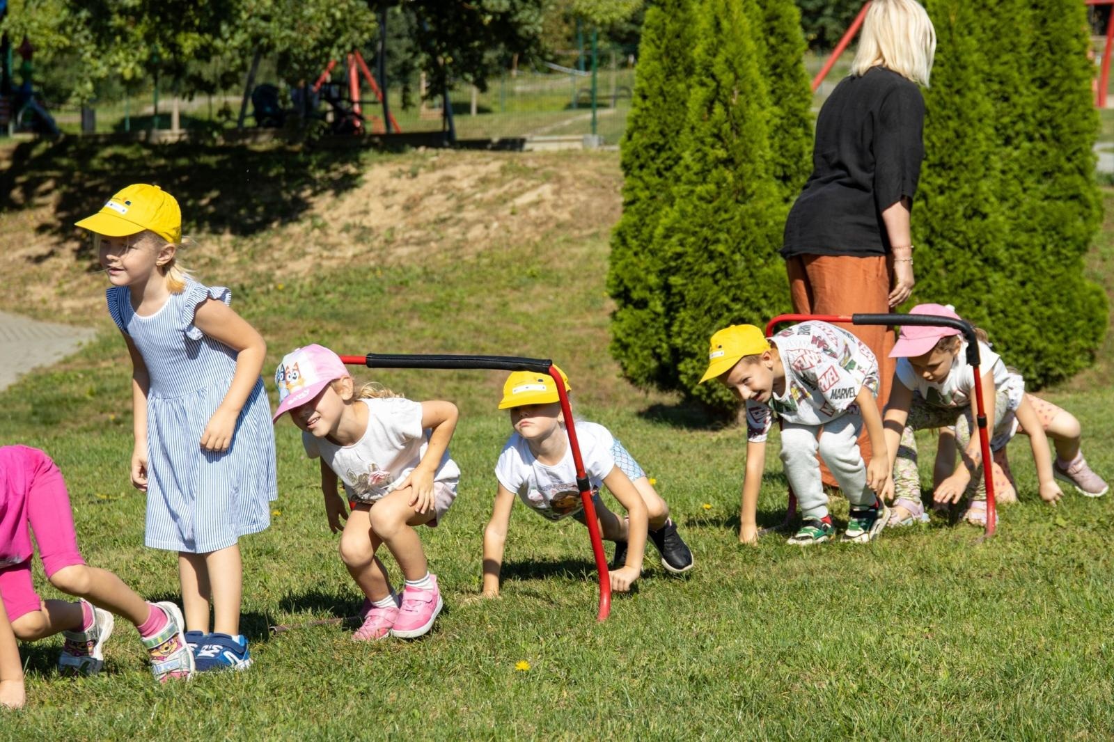 Zdjęcie w galerii na portalu naszwodzislaw.com: Przedszkolaki świętowały 10-lecie Rodzinnego Parku Rozrywki Trzy Wzgórza [FOTO] wiadomości z regionu