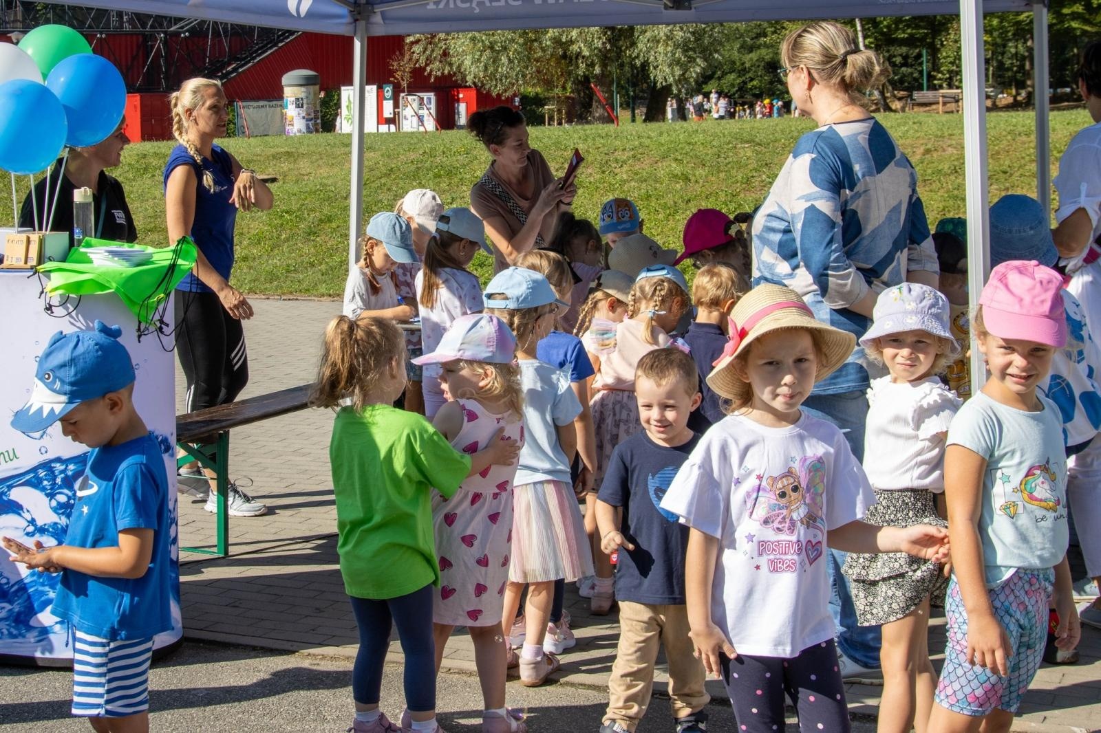 Zdjęcie w galerii na portalu naszwodzislaw.com: Przedszkolaki świętowały 10-lecie Rodzinnego Parku Rozrywki Trzy Wzgórza [FOTO] wiadomości z regionu