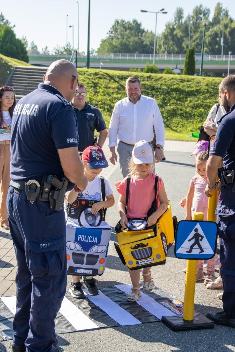 Zdjęcie w galerii na portalu naszwodzislaw.com: Przedszkolaki świętowały 10-lecie Rodzinnego Parku Rozrywki Trzy Wzgórza [FOTO] wiadomości z regionu