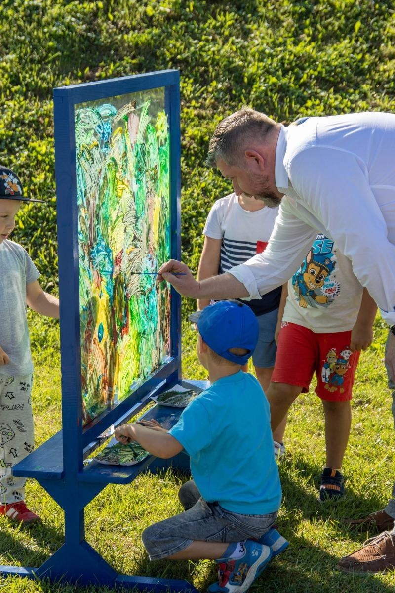 Zdjęcie w galerii na portalu naszwodzislaw.com: Przedszkolaki świętowały 10-lecie Rodzinnego Parku Rozrywki Trzy Wzgórza [FOTO] wiadomości z regionu