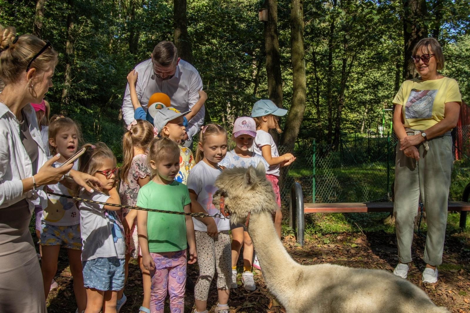 Zdjęcie w galerii na portalu naszwodzislaw.com: Przedszkolaki świętowały 10-lecie Rodzinnego Parku Rozrywki Trzy Wzgórza [FOTO] wiadomości z regionu