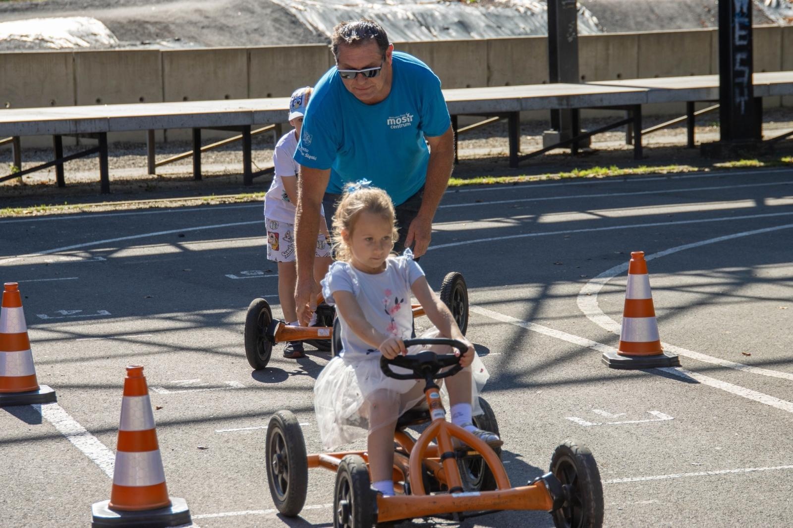 Zdjęcie w galerii na portalu naszwodzislaw.com: Przedszkolaki świętowały 10-lecie Rodzinnego Parku Rozrywki Trzy Wzgórza [FOTO] wiadomości z regionu