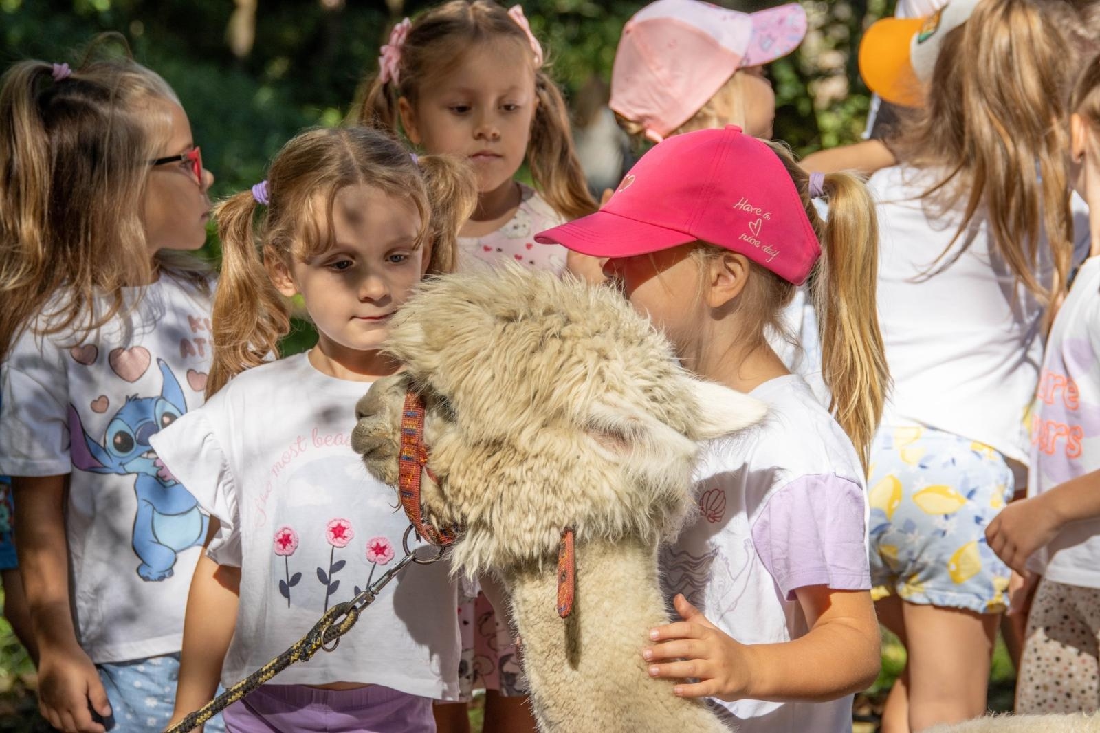 Zdjęcie w galerii na portalu naszwodzislaw.com: Przedszkolaki świętowały 10-lecie Rodzinnego Parku Rozrywki Trzy Wzgórza [FOTO] wiadomości z regionu