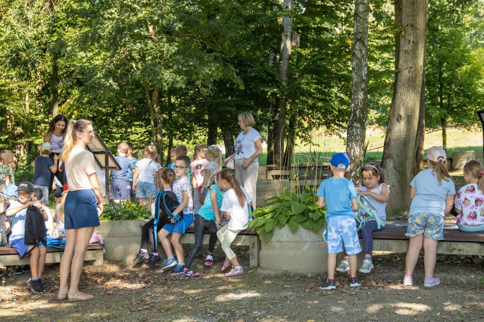 Zdjęcie w galerii na portalu naszwodzislaw.com: Przedszkolaki świętowały 10-lecie Rodzinnego Parku Rozrywki Trzy Wzgórza [FOTO] wiadomości z regionu
