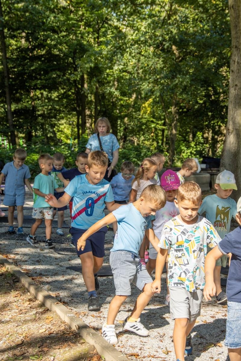 Zdjęcie w galerii na portalu naszwodzislaw.com: Przedszkolaki świętowały 10-lecie Rodzinnego Parku Rozrywki Trzy Wzgórza [FOTO] wiadomości z regionu