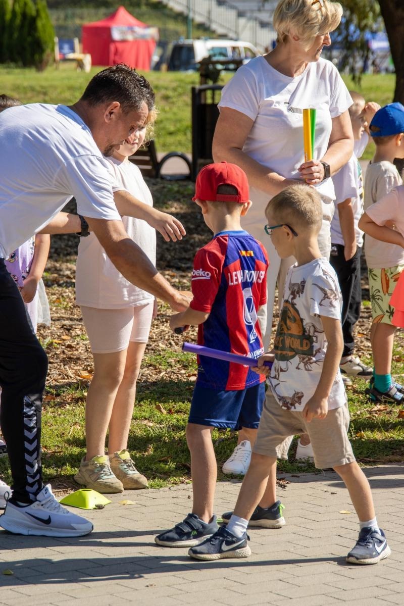 Zdjęcie w galerii na portalu naszwodzislaw.com: Przedszkolaki świętowały 10-lecie Rodzinnego Parku Rozrywki Trzy Wzgórza [FOTO] wiadomości z regionu