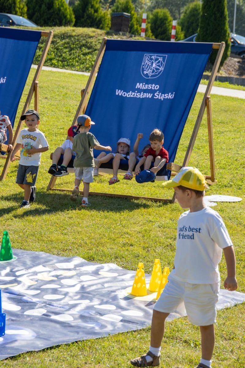 Zdjęcie w galerii na portalu naszwodzislaw.com: Przedszkolaki świętowały 10-lecie Rodzinnego Parku Rozrywki Trzy Wzgórza [FOTO] wiadomości z regionu
