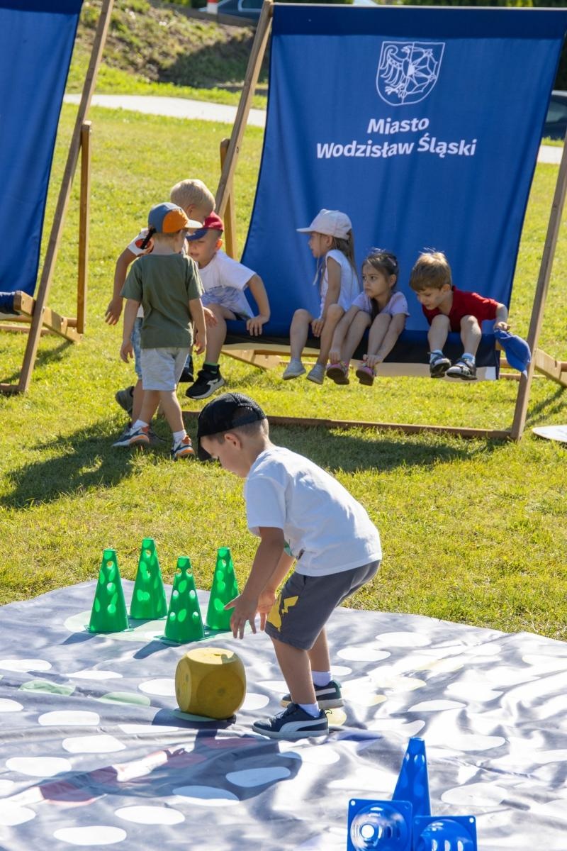 Zdjęcie w galerii na portalu naszwodzislaw.com: Przedszkolaki świętowały 10-lecie Rodzinnego Parku Rozrywki Trzy Wzgórza [FOTO] wiadomości z regionu