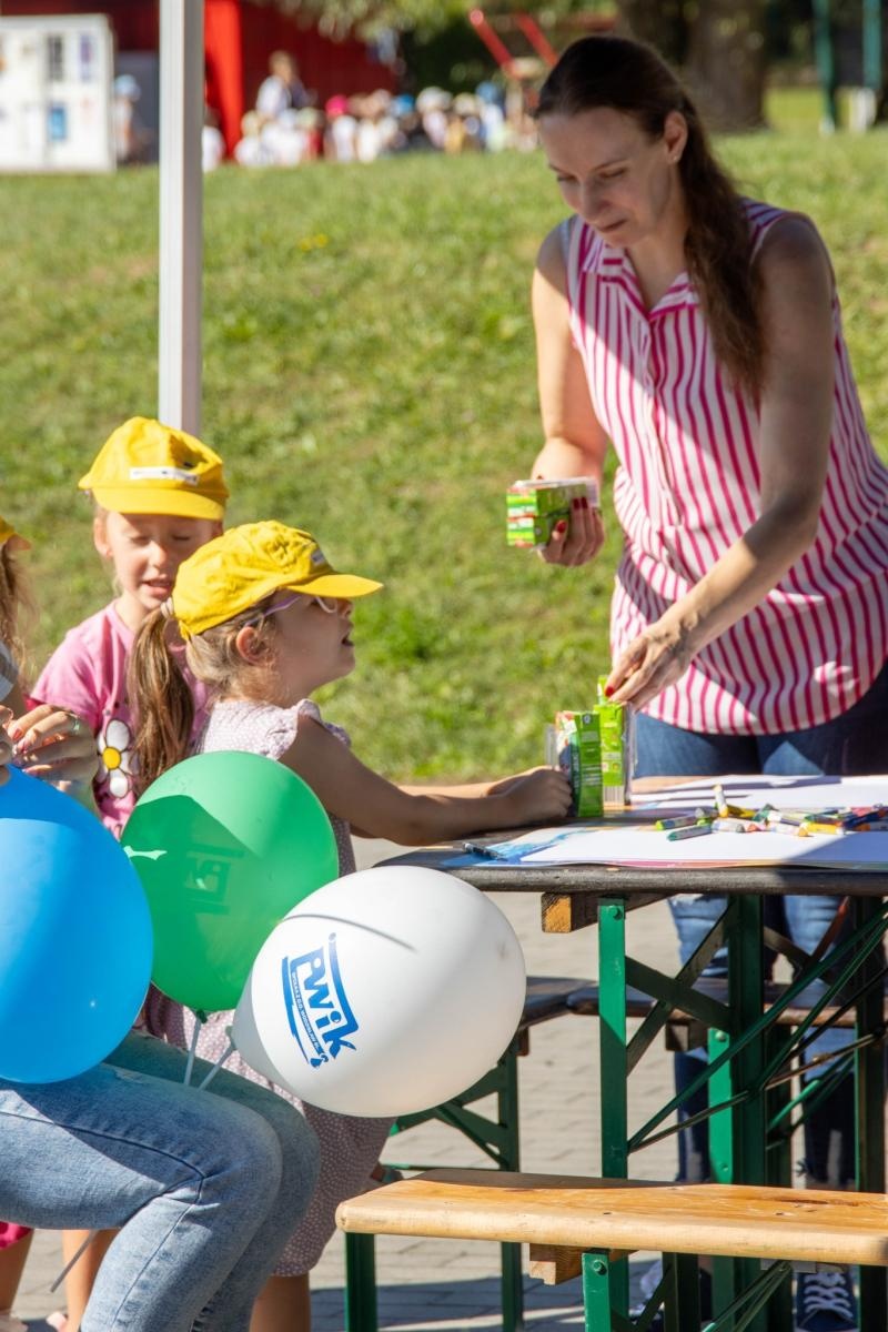 Zdjęcie w galerii na portalu naszwodzislaw.com: Przedszkolaki świętowały 10-lecie Rodzinnego Parku Rozrywki Trzy Wzgórza [FOTO] wiadomości z regionu