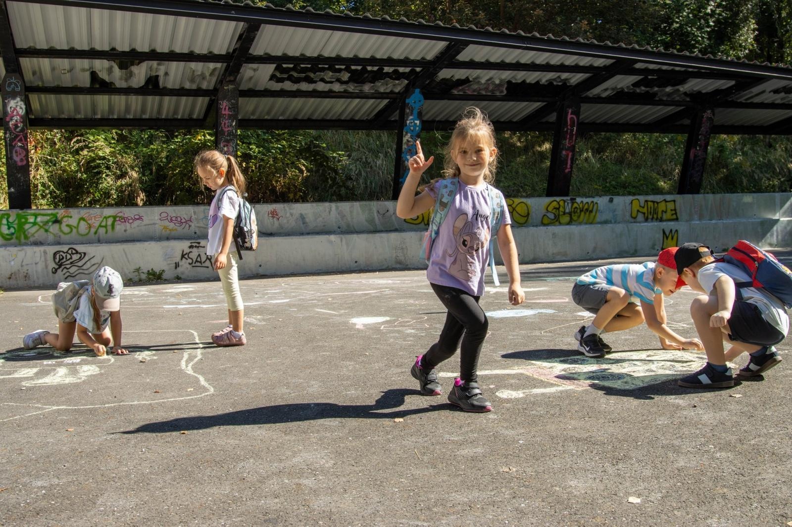 Zdjęcie w galerii na portalu naszwodzislaw.com: Przedszkolaki świętowały 10-lecie Rodzinnego Parku Rozrywki Trzy Wzgórza [FOTO] wiadomości z regionu