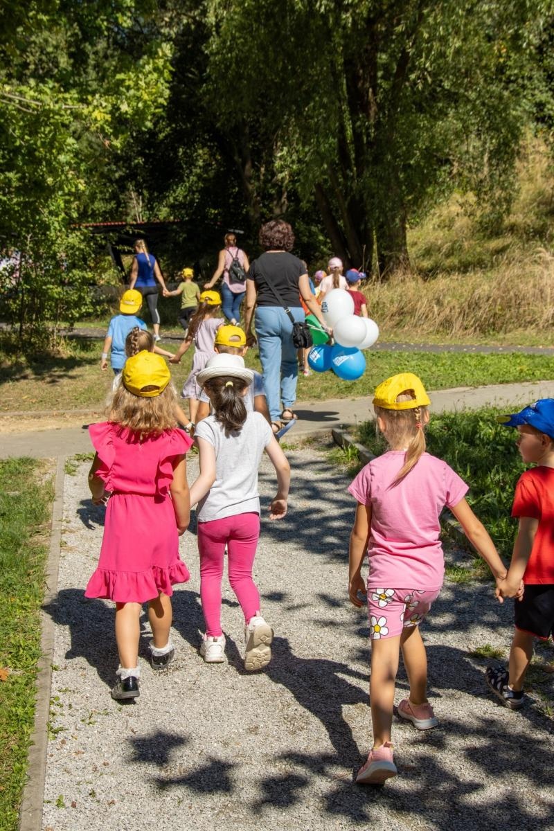 Zdjęcie w galerii na portalu naszwodzislaw.com: Przedszkolaki świętowały 10-lecie Rodzinnego Parku Rozrywki Trzy Wzgórza [FOTO] wiadomości z regionu