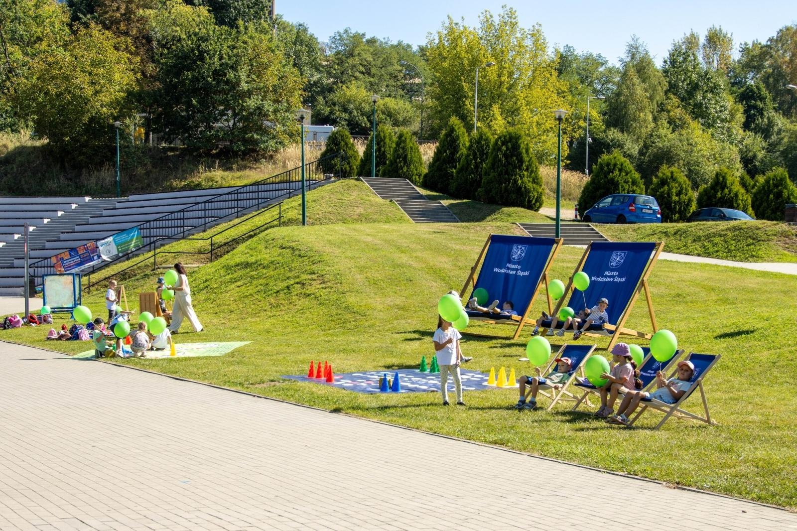 Zdjęcie w galerii na portalu naszwodzislaw.com: Przedszkolaki świętowały 10-lecie Rodzinnego Parku Rozrywki Trzy Wzgórza [FOTO] wiadomości z regionu