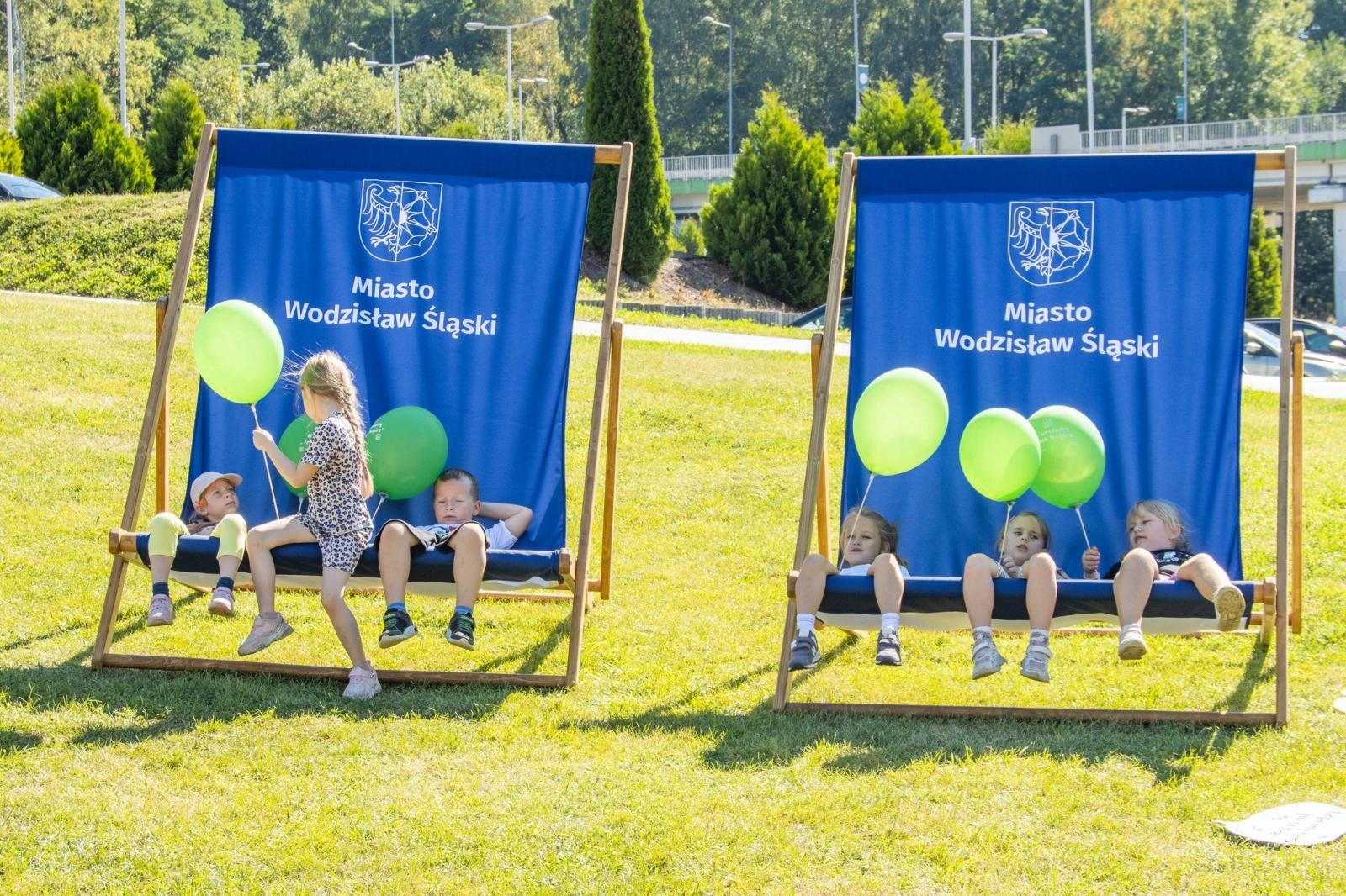 Zdjęcie w galerii na portalu naszwodzislaw.com: Przedszkolaki świętowały 10-lecie Rodzinnego Parku Rozrywki Trzy Wzgórza [FOTO] wiadomości z regionu