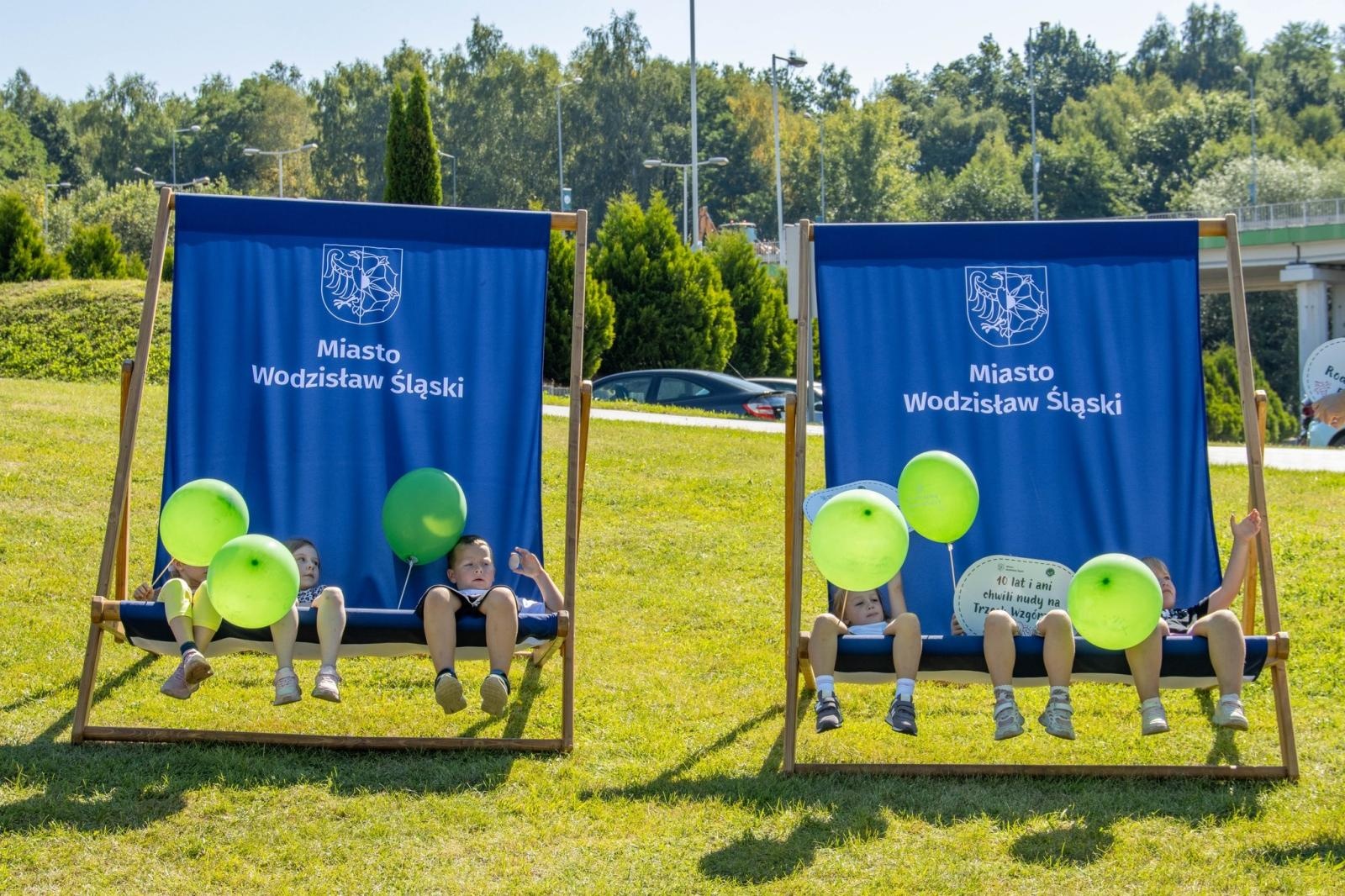 Zdjęcie w galerii na portalu naszwodzislaw.com: Przedszkolaki świętowały 10-lecie Rodzinnego Parku Rozrywki Trzy Wzgórza [FOTO] wiadomości z regionu