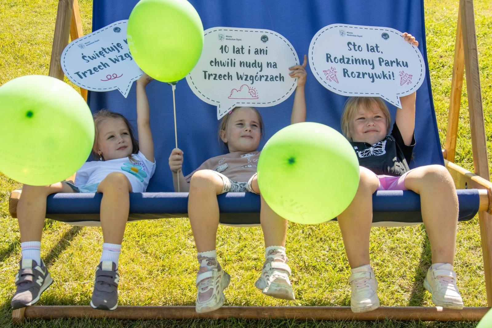 Zdjęcie w galerii na portalu naszwodzislaw.com: Przedszkolaki świętowały 10-lecie Rodzinnego Parku Rozrywki Trzy Wzgórza [FOTO] wiadomości z regionu