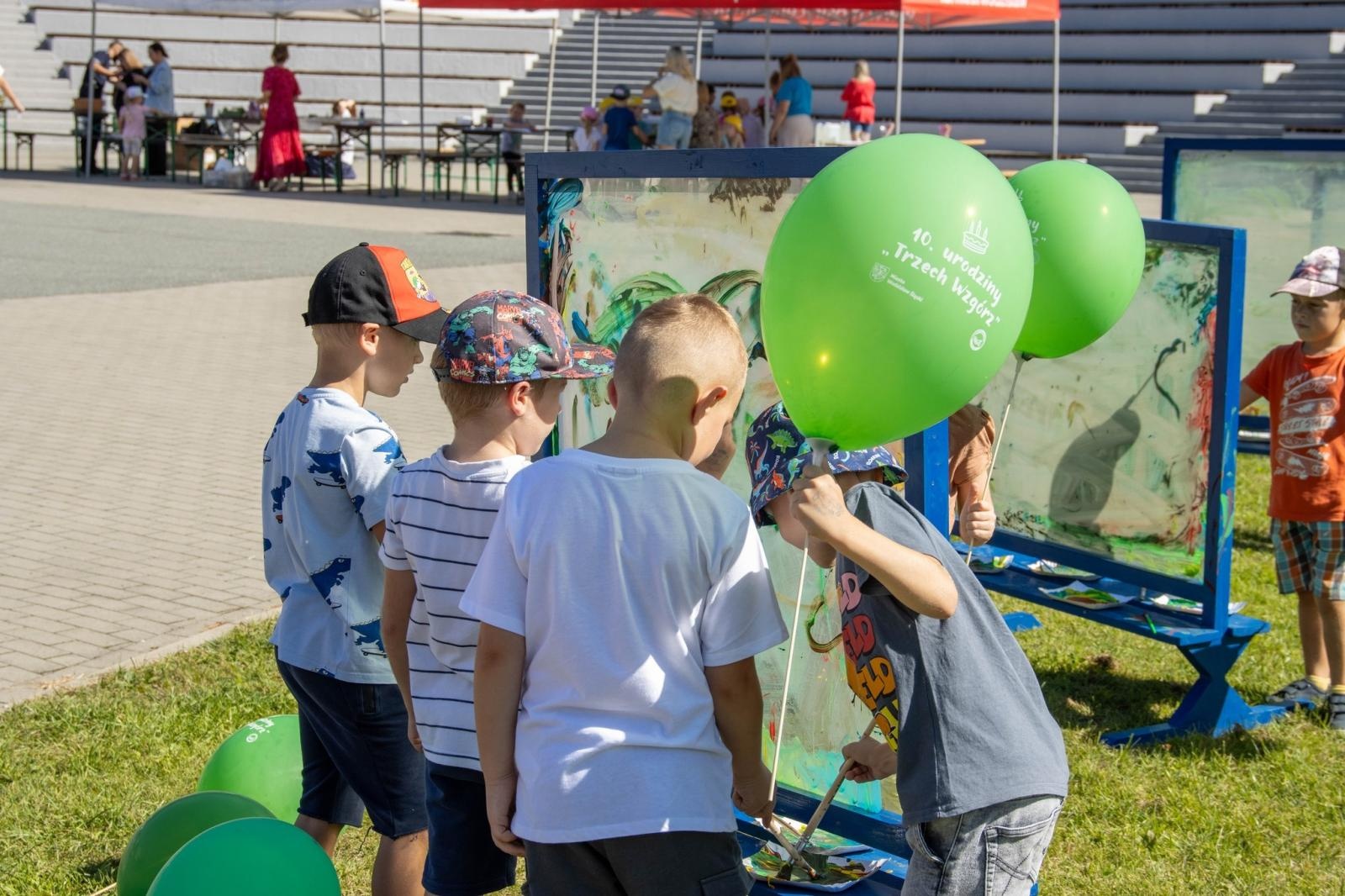 Zdjęcie w galerii na portalu naszwodzislaw.com: Przedszkolaki świętowały 10-lecie Rodzinnego Parku Rozrywki Trzy Wzgórza [FOTO] wiadomości z regionu
