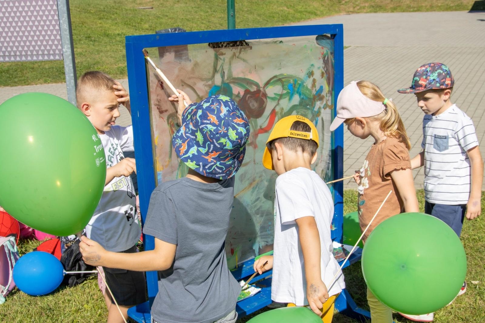 Zdjęcie w galerii na portalu naszwodzislaw.com: Przedszkolaki świętowały 10-lecie Rodzinnego Parku Rozrywki Trzy Wzgórza [FOTO] wiadomości z regionu
