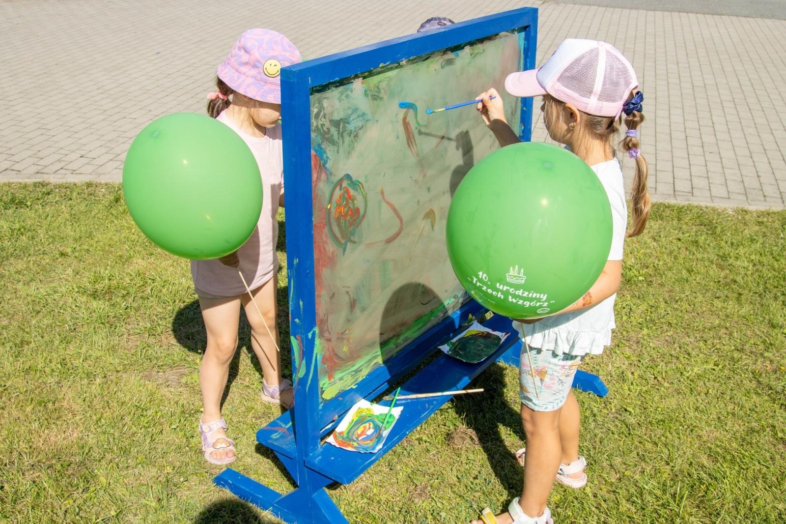 Zdjęcie w galerii na portalu naszwodzislaw.com: Przedszkolaki świętowały 10-lecie Rodzinnego Parku Rozrywki Trzy Wzgórza [FOTO] wiadomości z regionu