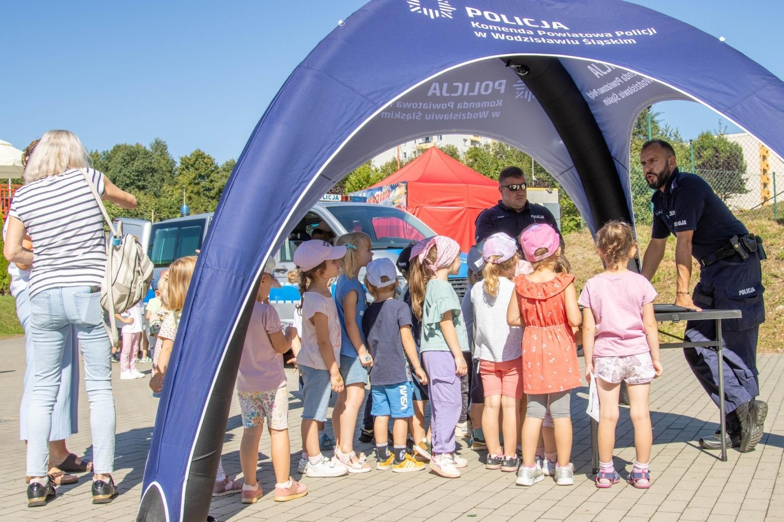 Zdjęcie w galerii na portalu naszwodzislaw.com: Przedszkolaki świętowały 10-lecie Rodzinnego Parku Rozrywki Trzy Wzgórza [FOTO] wiadomości z regionu
