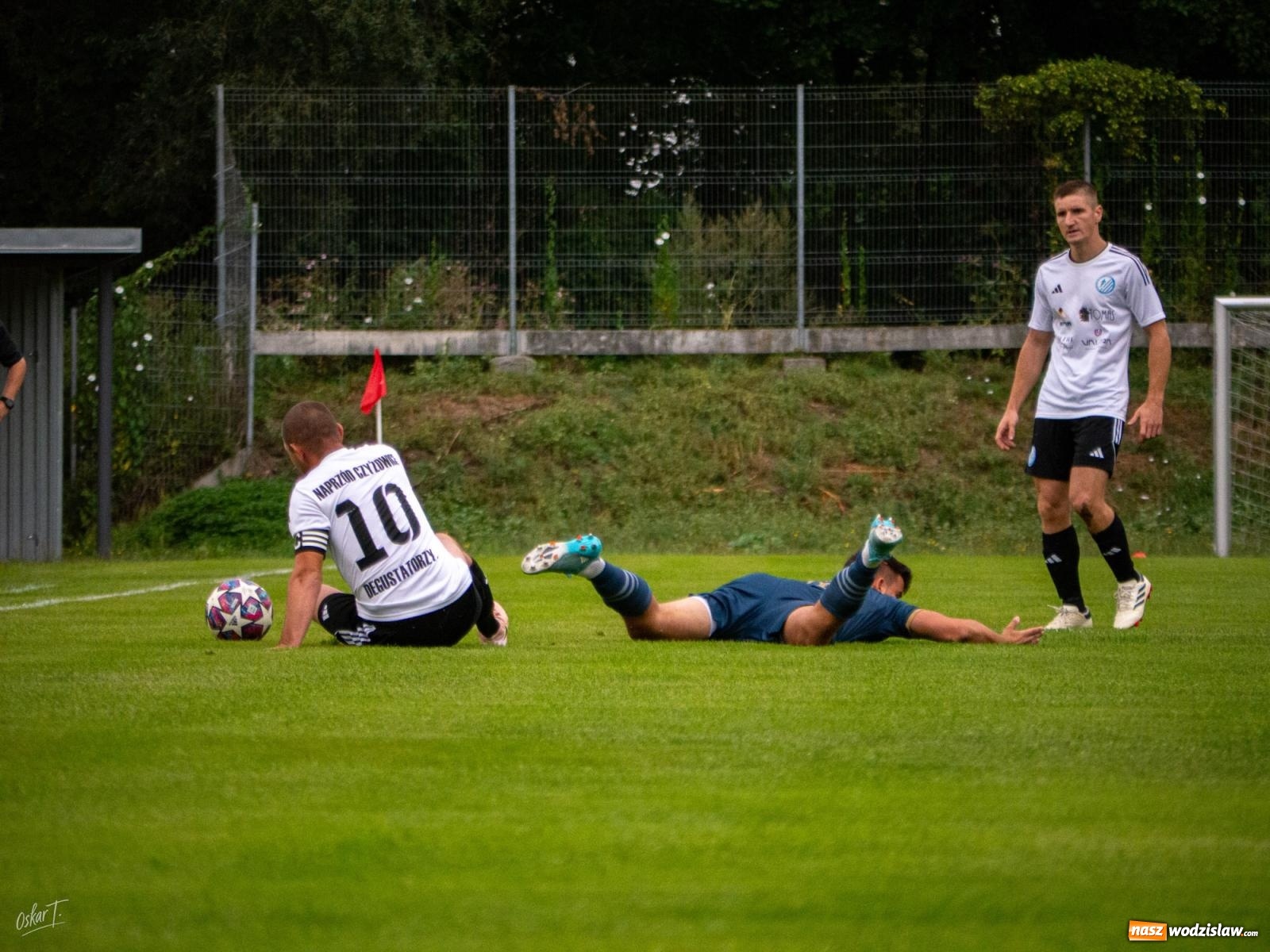 Zdjęcie w galerii na portalu naszwodzislaw.com: Klasa okręgowa: Emocjonujące starcie w Nędzy [FOTO] wiadomości z regionu