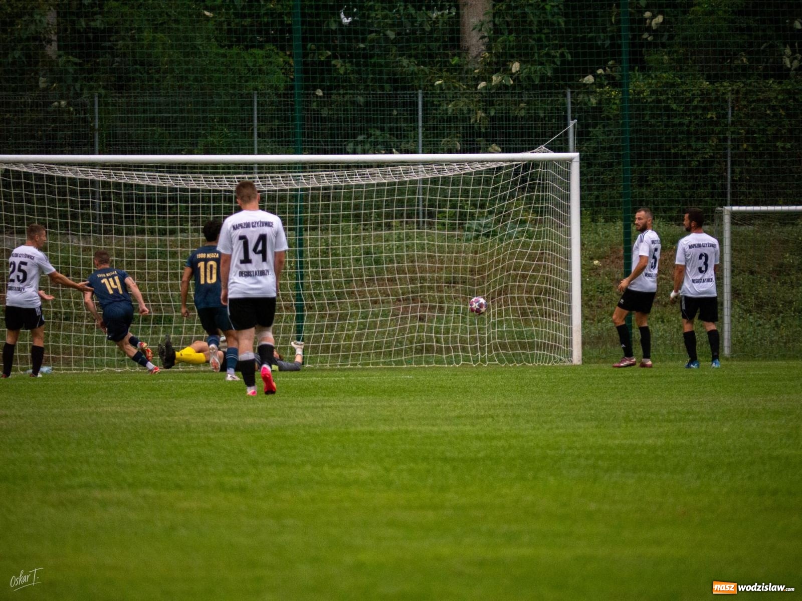 Zdjęcie w galerii na portalu naszwodzislaw.com: Klasa okręgowa: Emocjonujące starcie w Nędzy [FOTO] wiadomości z regionu